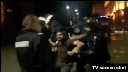 Журналистът Димитър Кенаров по време на задържането му от трима полицаи на 2 септември 2020 г.