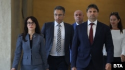 Procurorul adjunct al orașului Sofia, Desislava Petrova, directorul executiv al Agenției de Administrare a Autovehiculelor, Slav Monov, directorul adjunct al Direcției Generale de Siguranță Rutieră, Dimitar Kitanov, Directorul Direcției de Siguranță Rutieră, Liubomir Nikolov.