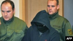Підсудного Алекса В. супроводжують у зал судових засідань районного суду в Дрездені, 10 листопада 2009 р.