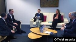 Bilaterlani sastanak Federike Mogerini sa dvojicom premijera.