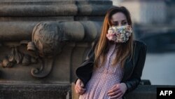 Маските в Чехия са задължителни. Някои ги превърнаха в украшение