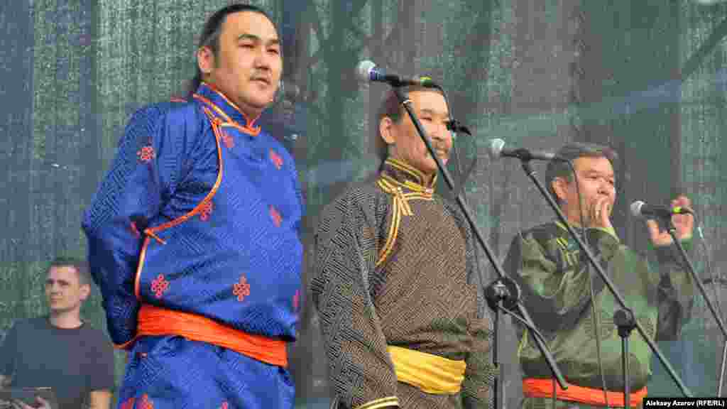 Для тувинского коллектива Huun Huur Tu и их лидера всемирно известного мастера горлового пения Радика Тюлюша (на фото крайний слева) это уже четвертое участие в фестивале.