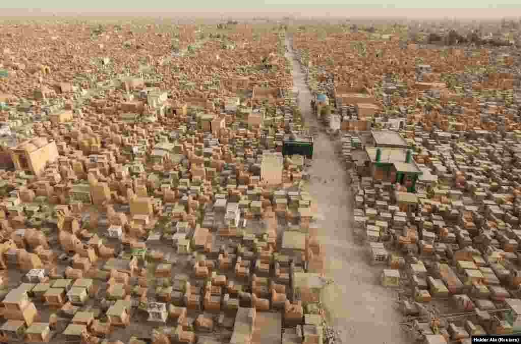 Irak - Wadi Al-Salaam (Dolina mira) groblje u Najafu, koje se smatra najvećim grobljem na svijetu, 1. april 2013. Foto: REUTERS / Haider Ala 