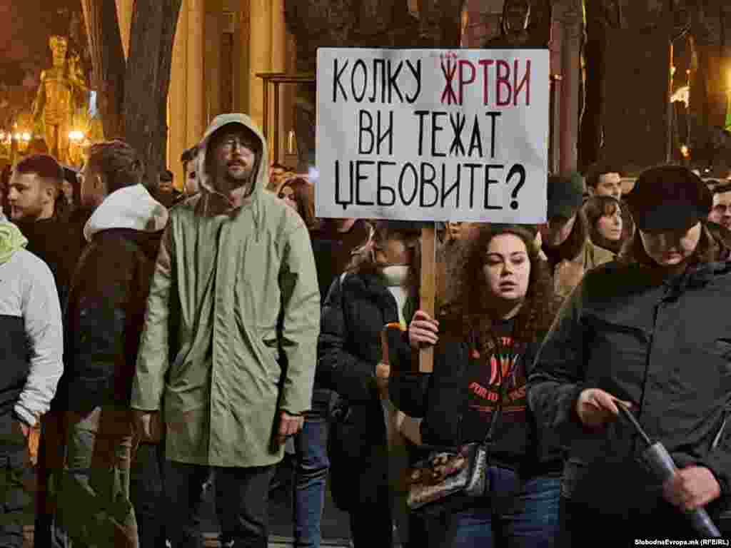 На почетокот на протестот на централниот плоштад во Скопје присутните граѓани палеа свеќи, положуваа цвеќиња… Насобраните скандираа: „Доста бевме ние, системот е следен“, "Одговорност", "Доста беше смрт", "Транспарентност".