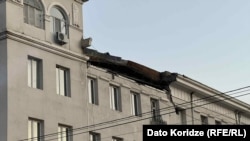 ჩამონგრეული შენობის ფასადი