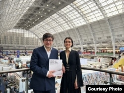 დავით მაზიაშვილი და მარიამ ალექსიძე ლონდონის წიგნის ბაზრობაზე