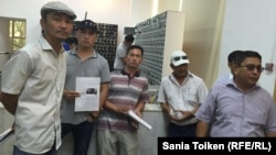 Бывшие работники компании «Каражанбасмунай», уволенные в 2011 году и требующие восстановить их на работе, пришли на прием к акиму Мангистауской области. Актау, 27 июня 2016 года.