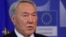 Қазақстан президенті Нұрсұлтан Назарбаев Еуропа комиссиясы мүшелерімен кездесуінен кейін баспасөз мәслихатында тұр. Брюссель, 9 қазан 2014 жыл.
