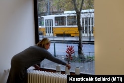 Faur Zsófi galériatulajdonos rendezi a kirakatot az adventi iparművészeti kirakatvásáron a Bartók Béla úton 2020. december 12-én. A vírushelyzetre reagálva a Bartók Béla Boulevard vendéglátóhelyeinek mindegyike átállt a kiszállításos vagy utcáról átvehető üzemmódra, ezen túl a többi szolgáltató és galéria korlátozott látogatószámmal működteti tevékenységét. A bezárt üzletek portáljai lehetőséget adnak az iparművészek számára a bemutatkozásra.