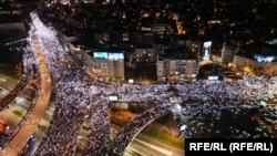 Blokada Autokomande u trenutku kada su okupljeni upalili lampe na mobilnim telefonima, Beograd, 27. Januar 2025.