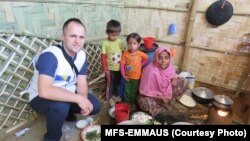 Elmedin Škrebo u društvu djece Rohindža naroda, Bangladeš