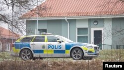 Policijsko auto u krugu škole Risbergska, 4. februar 2025.