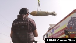 Xhenierët ukrainas duke e larguar një bombë rrëshqitëse 500-kilogramëshe, për ta shkatërruar atë në mënyrë të sigurt. Kompania kineze me një fabrikë në Kaliforni ka dërguar elektronikë të sanksionuar në Rusi, përfshirë një pajisje që përdoret në këto bomba.