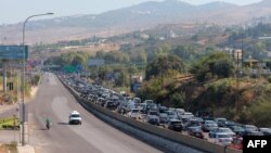 Coloană de mașini la Damour, la periferia de sud a capitalei Beirut, la 24 septembrie. Oamenii se refugiază din sudul Libanului, unde bombardamentele israeliene sunt constante. 