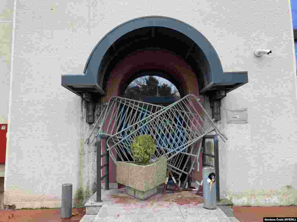 Blokirana jedna od vrata na ulazu u RTS, 11. mart 2025.