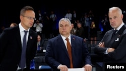 Szijjártó Péter külügyminiszter, Orbán Viktor kormányfő és Szalay-Bobrovniczky Kristóf védelmi miniszter a NATO madridi csúcstalálkozóján júniusban