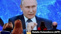  Novinari prate godišnju konferenciju ruskog predsjednika koji se obraća iz državne rezidencije u blizini Moskve