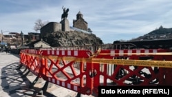 4 და 11 მარტს მეტეხის ხიდიდან ორი მანქანა გადავარდა, ფოტო გადაღებულია 2025 წლის 12 მარტს 