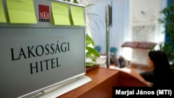 Egy ügyfél intézi banki ügyeit az MKB Váci utcai fiókjában, Budapesten, 2011-ben