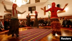 Ceremonie religioasă “alevi” în Istanbul, cu participarea femeilor.
