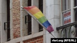 Zászló a Le Detour brüsszeli melegbáron 2020. december 2-án.