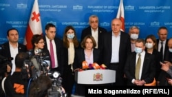 "შარლ მიშელის შეთანხმებაზე" ხელმომწერი ოპოზიციონერი დეპუტატების პრესკონფერენცია პარლამენტში, 27 აპრილი