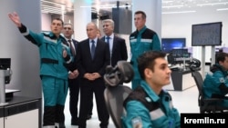 Владимир Путин на заводе "ЗапСибНефтеХим", принадлежащем "СИБУРу", в Тобольске. Декабрь 2020 года