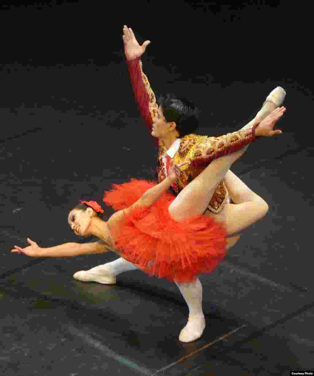 На сцене - Олжас Махамбеталиев и Мадина Унербаева, лауреаты многих международных конкурсов. Они живут в общежитии. - На сцене - Олжас Махамбеталиев и Мадина Унербаева, лауреаты многих международных конкурсов. Они живут в общежитии. 