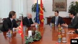 Посредникот на ОН во спорот за името Метју Нимиц на средба со премиерот Никола Груевски и со министерот за надворешни работи Никола Попоски во Скопје.11 јануари 2013