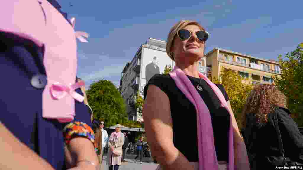 Predsednik Udruženja onkologa Kosova Arben Bislimi rekao je za RSE da je trend obolevanja od raka dojke na Kosovu sličan onom u svetu i regionu. &quot;Iz godine u godinu imamo trend rasta od oko 4-5 odsto i taj rast nastavlja da se beleži i kod nas&quot;.