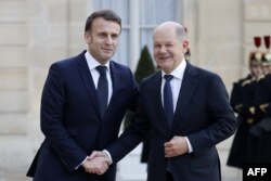 Președintele francez Emmanuel Macron și cancelarul german Olaf Scholz, în Paris, Franța, 17 februarie 2025.