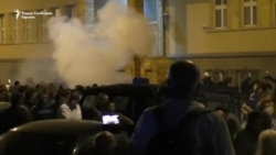 Шок бомби за растерување на демонстрантите пред Собранието