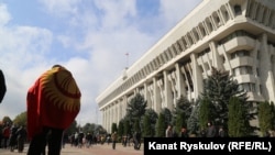 Митингующие на территории Жогорку Кенеша. 6 октября 2020 года. 