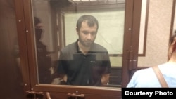Timur Kišukov u zatvorenom prostoru u ruskoj sudnici