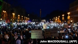 Učesnici protesta "Glasno protiv nacista" upalili su svetla na svojim telefonima isped sedišta Hrišćansko-demokratske unije u Belrinu, 2. februar 2025.