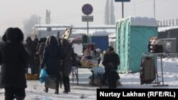 Биотуалеты и стихийная торговля вдоль улицы. Алматы, 6 февраля 2014 года.