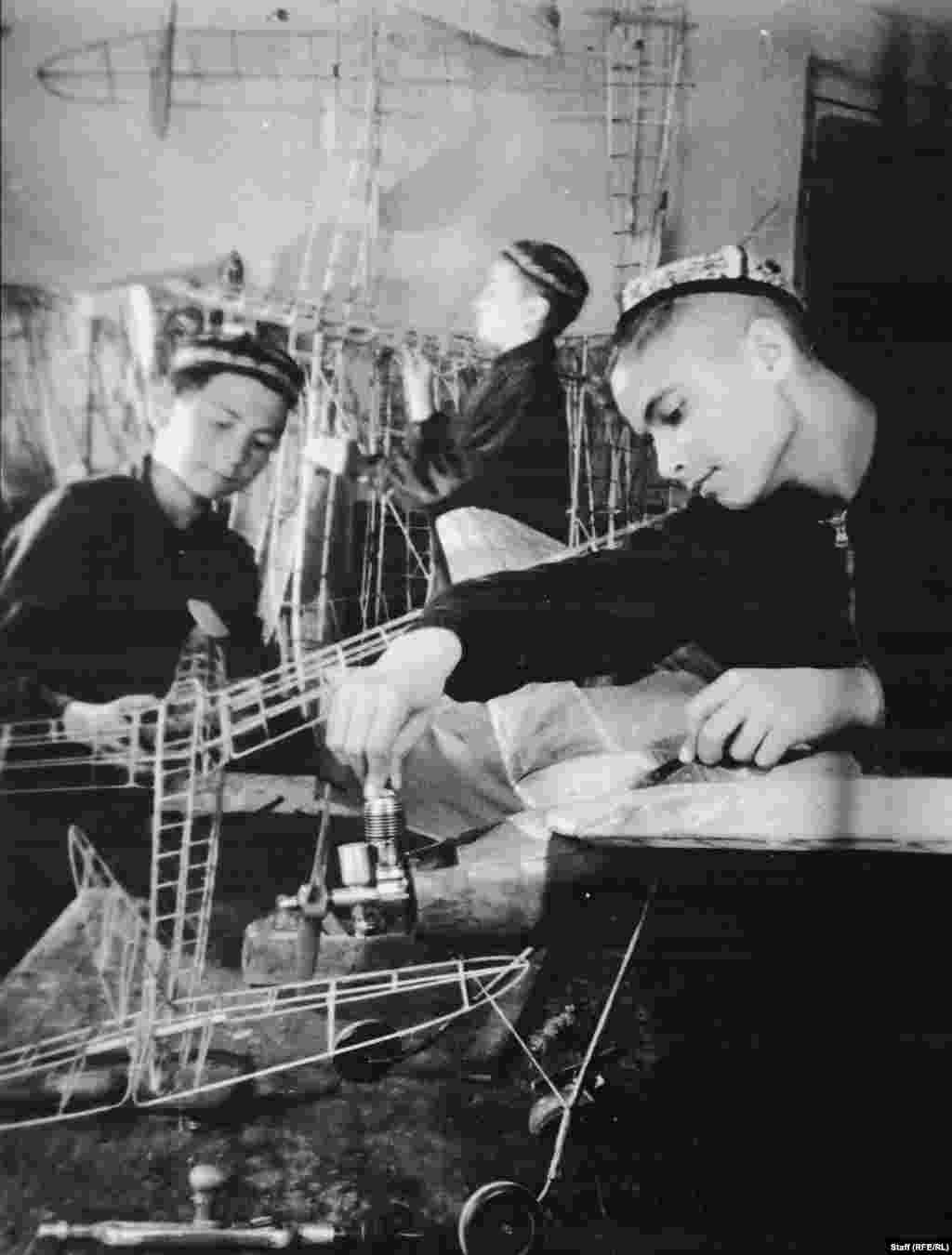 ისლამ ქარიმოვი (მარჯვნივ) თვითმფრინავის მოდელს აწყობს. 1940 წელს, ყმაწვილი ქარიმოვი, რომელიც მოგვიანებით უზბეკეთის კომუნისტური პარტიის ლიდერი და შემდგომ ქვეყნის პირველი პრეზიდენტი გახდა, რამდენჯერმე გადაიყვანეს უდედმამო ბავშვთა სახლში.