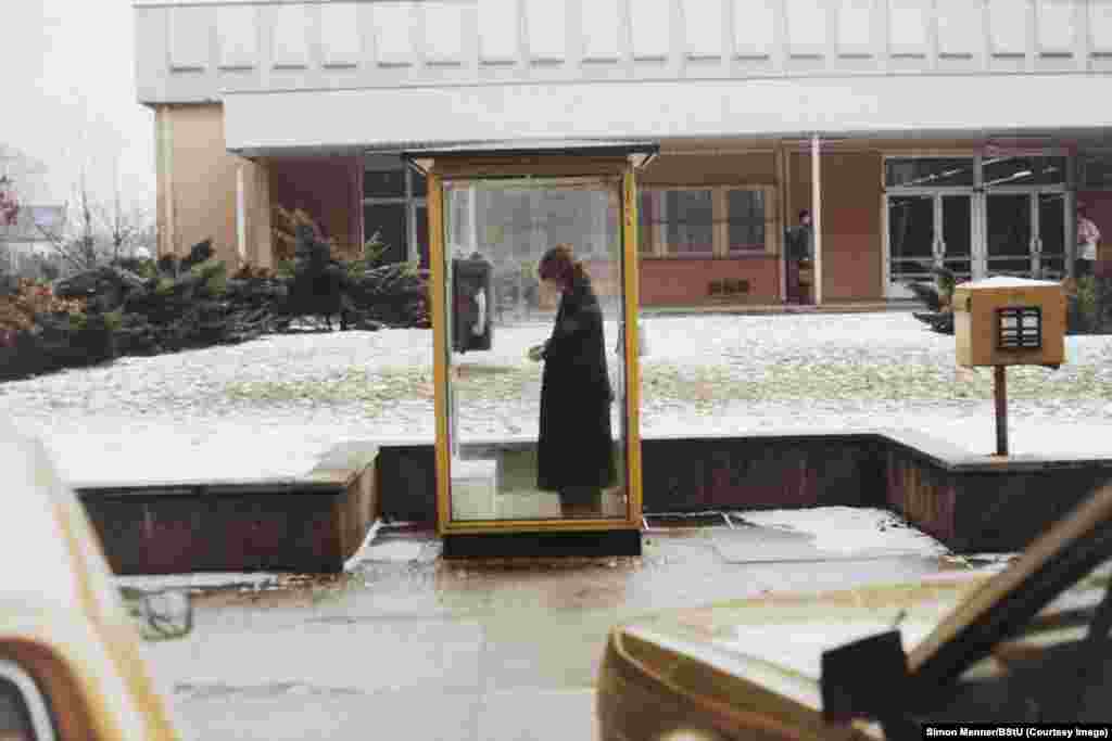 Fotografija za obuku praćenja davanja tajnih signala. Menner je objavio knjigu fotografija koje je otkrio, kaže da su neke od najinvazivnijih fotografija koje je vidio bile one na kojma su ljudi nagi u svojim stanovima. Nisu uključene u njegovu kolekciju. &nbsp;