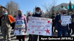 Участники антикитайского протеста в Алматы. 27 марта 2021 года.