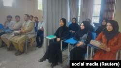 Studentët në Universitetin Avicenna në Kabul ndjekin ligjeratat sipas rregullave të reja të vendosura nga talibanët