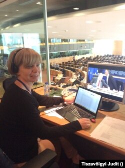 Tiszavölgyi Judit, az Európai Parlamentben akkreditált tolmács, aki angol, német és holland nyelven is fordít. Szerinte kelet-európai összevetésben és a latin nyelvek beszélőihez képest a magyar politikusok angoltudása nem rossz.