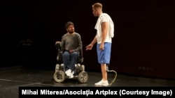 Actorii amatori Alex Tache (Martin) și Arian Notrețu (Albert) în spectacolul „Nicio pastilă magică / No Magic Pill”, la Teatrul Național București.