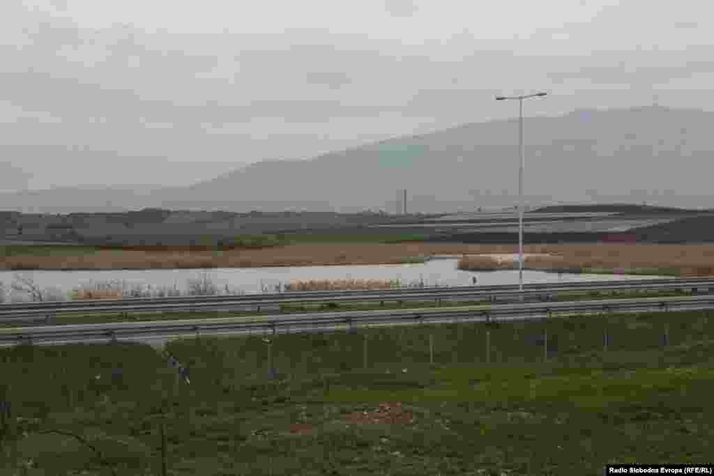 Полицијата врши увид на местото каде што беа убиени пет момчиња во близина на Смилковското Езеро кај Скопје.