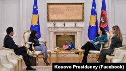 Predsednica Kosova Vjosa Osmani sa otpravnicom poslova američke ambasade u Prištini Anu Pratipati, u Prištini, 7. aprila 2025.