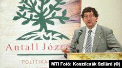 Csaba László közgazdász 