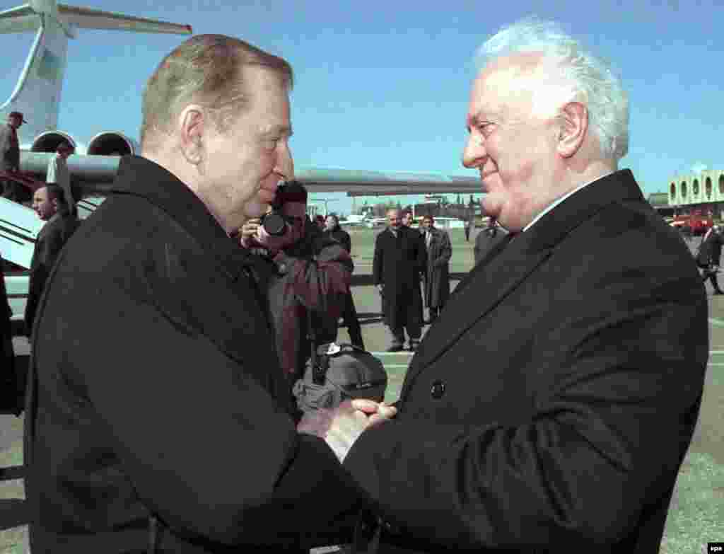 Ukrajinski predsjednik Leonid Kučma rukuje se sa svojim gruzijskim kolegom Eduardom Ševernadzeom prilikom dolaska u Tbilisi 2000.