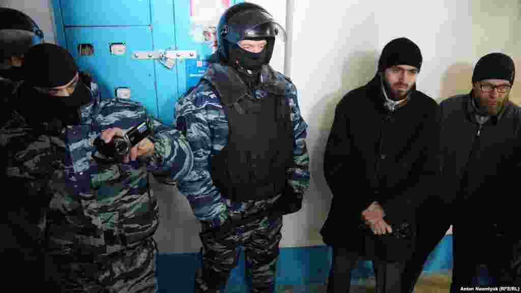 Тем временем российские СМИ сообщают о проведении спецоперации &laquo;по ликвидации ячейки Хизб ут-Тахрир&raquo; в Бахчисарае. Об этом&nbsp;РИА Новости&nbsp;сообщил глава госкомитета подконтрольного Кремлю крымского правительства по делам межнациональных отношений&nbsp;Заур Смирнов.