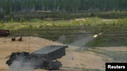 დიდი ბრიტანეთის არმიის სარაკეტო სისტემა M270 ლატვიაში, სამხედრო სწავლების დროს, 2022 წლის მაისი