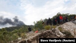 Tüntetők a Cetinjébe vezető hegyi út mellett.