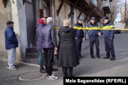 მოსახლეობა ნივთების გამოსატანად კორპუსთან არის შეკრებილი